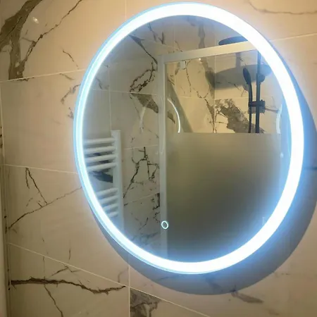 Apartment Chic Oasis In